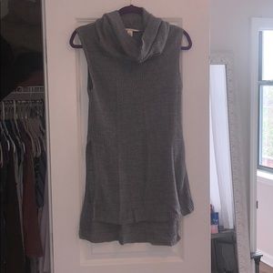 Turtle neck sleeve less sweater